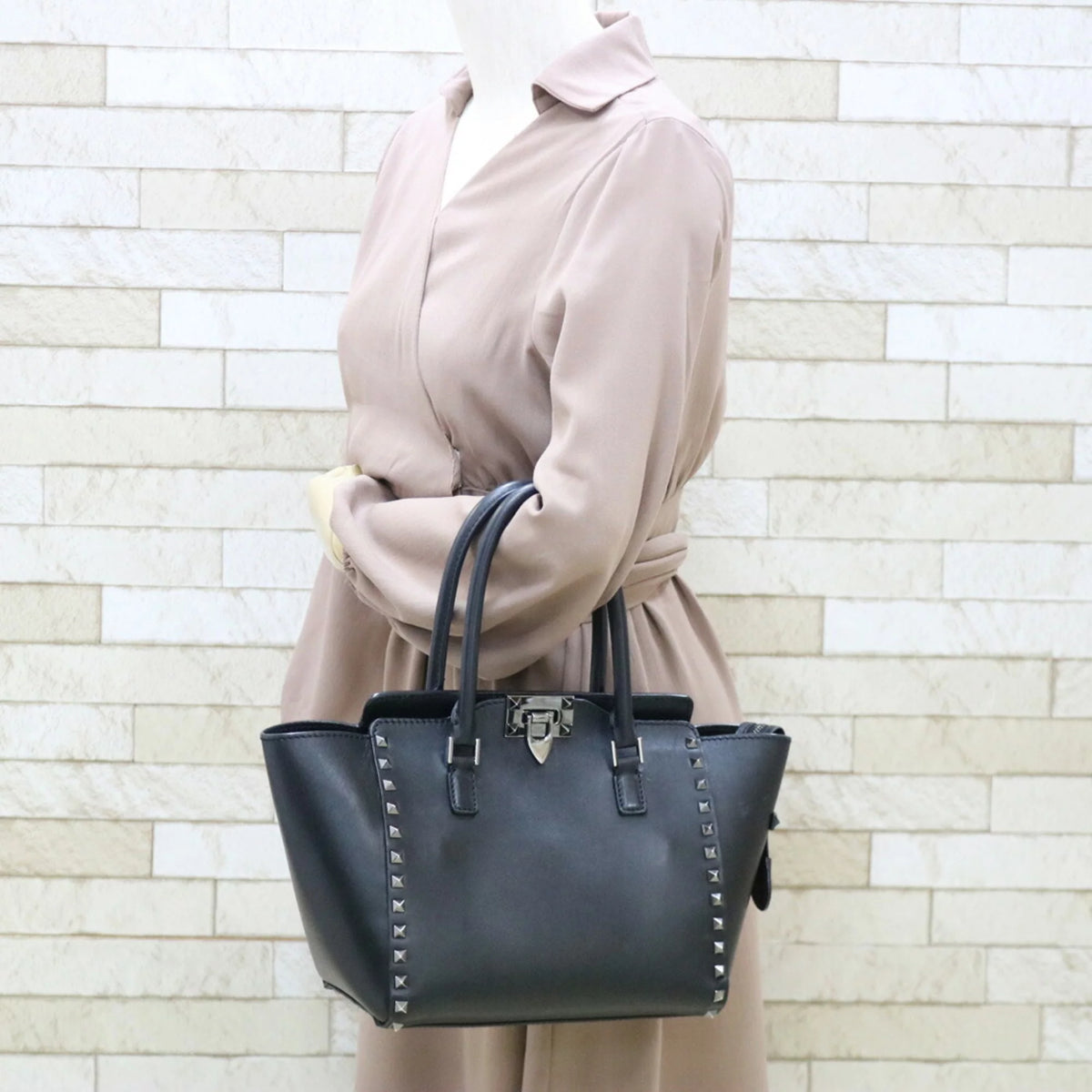 Pre-Owned Black Leather Shoulder Bag G854