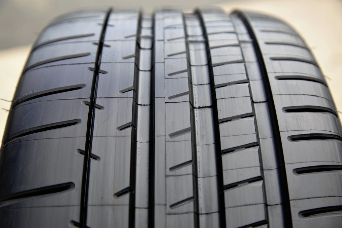 285/35ZR18 (101Y) XL B4012