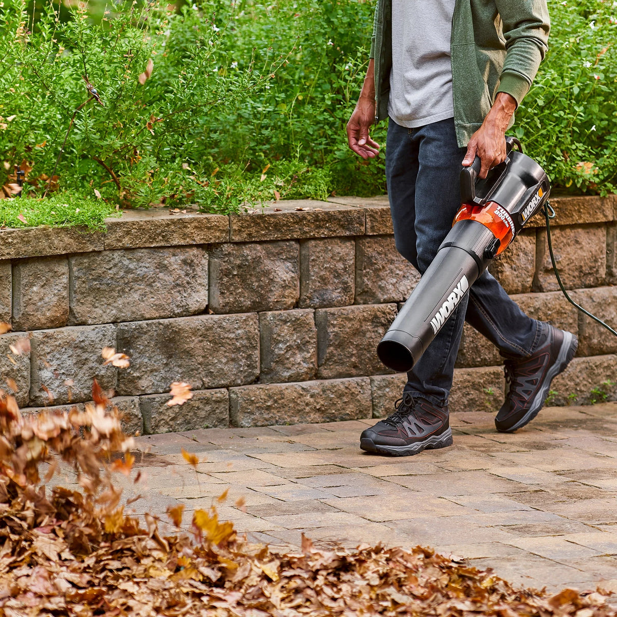 12 Amp 800 CFM Electric Leaf Blower L147612
