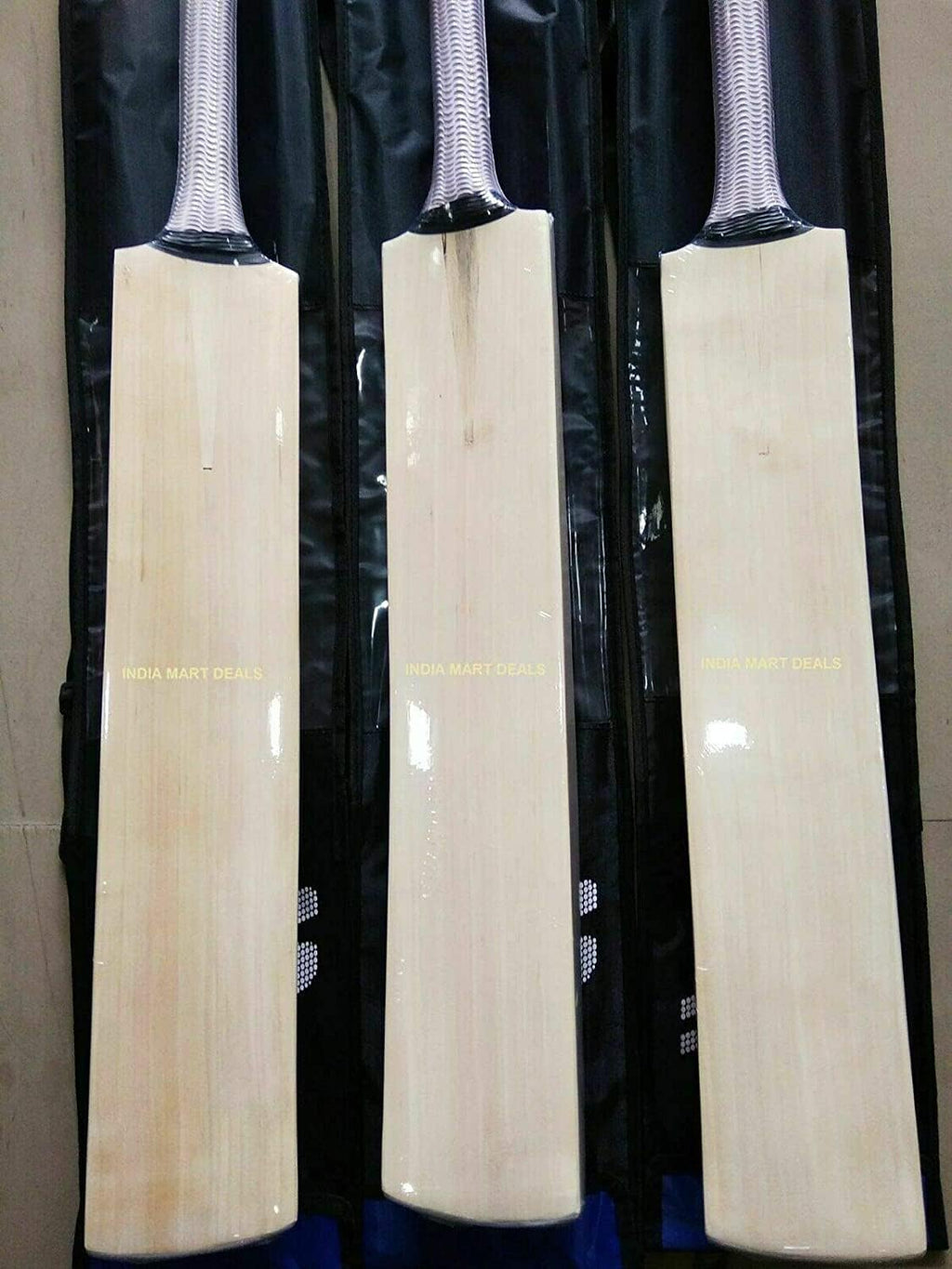 Plain Kashmiri Willow Cricket Bat Regular Size Short Handle V286