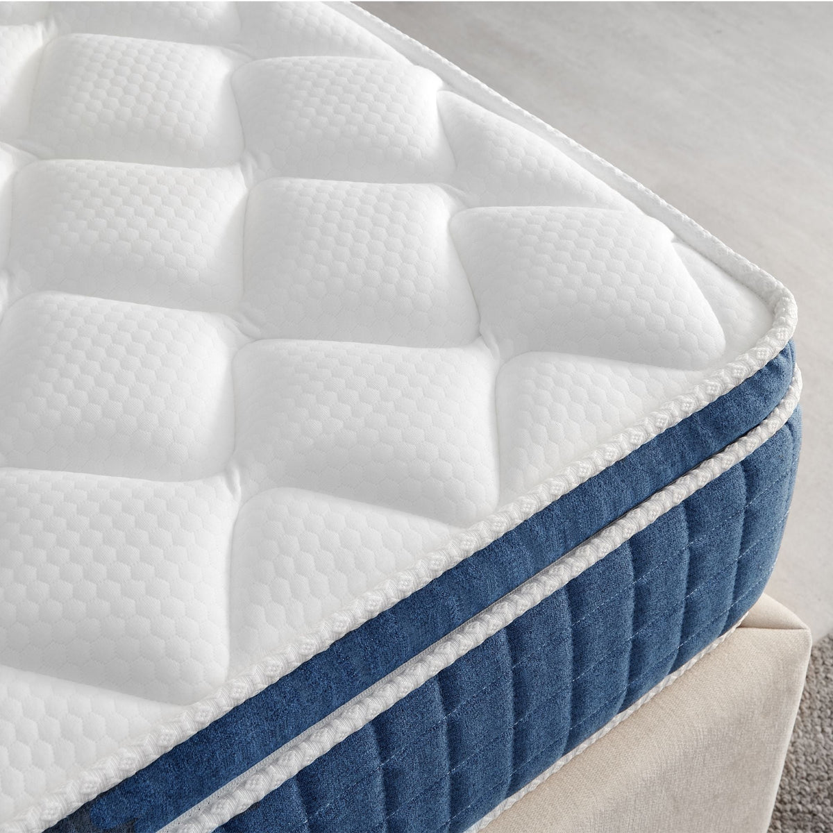 Queen Size Medium Soft Hybrid Innerspring and Gel Memory Foam Mattress V964104